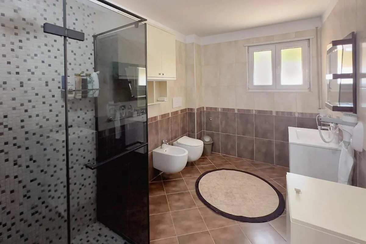 Whole Floor Apartment In Upscale Neighborhood Tirana 0*,